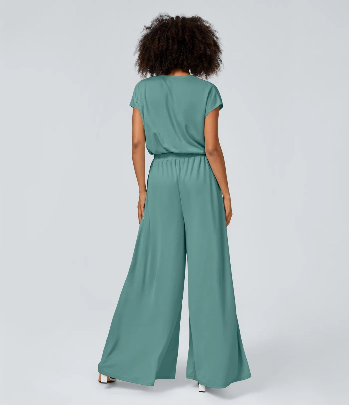 Casual jumpsuit with V-neck, wide legs, pleated, short sleeves, and flowy waffle pattern.
