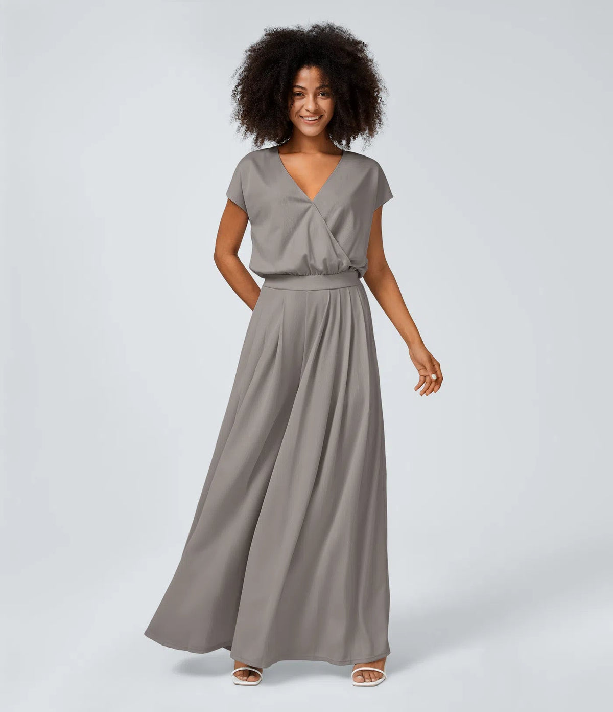 Casual jumpsuit with V-neck, wide legs, pleated, short sleeves, and flowy waffle pattern.